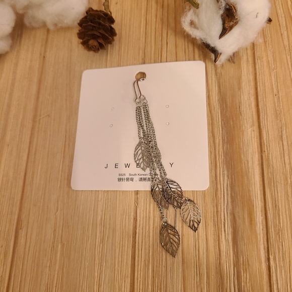 🍃🍃NEW🍃🍃Gorgeous Threaded Leaf Dangle Earrings in SILVER - Picture 8 of 13